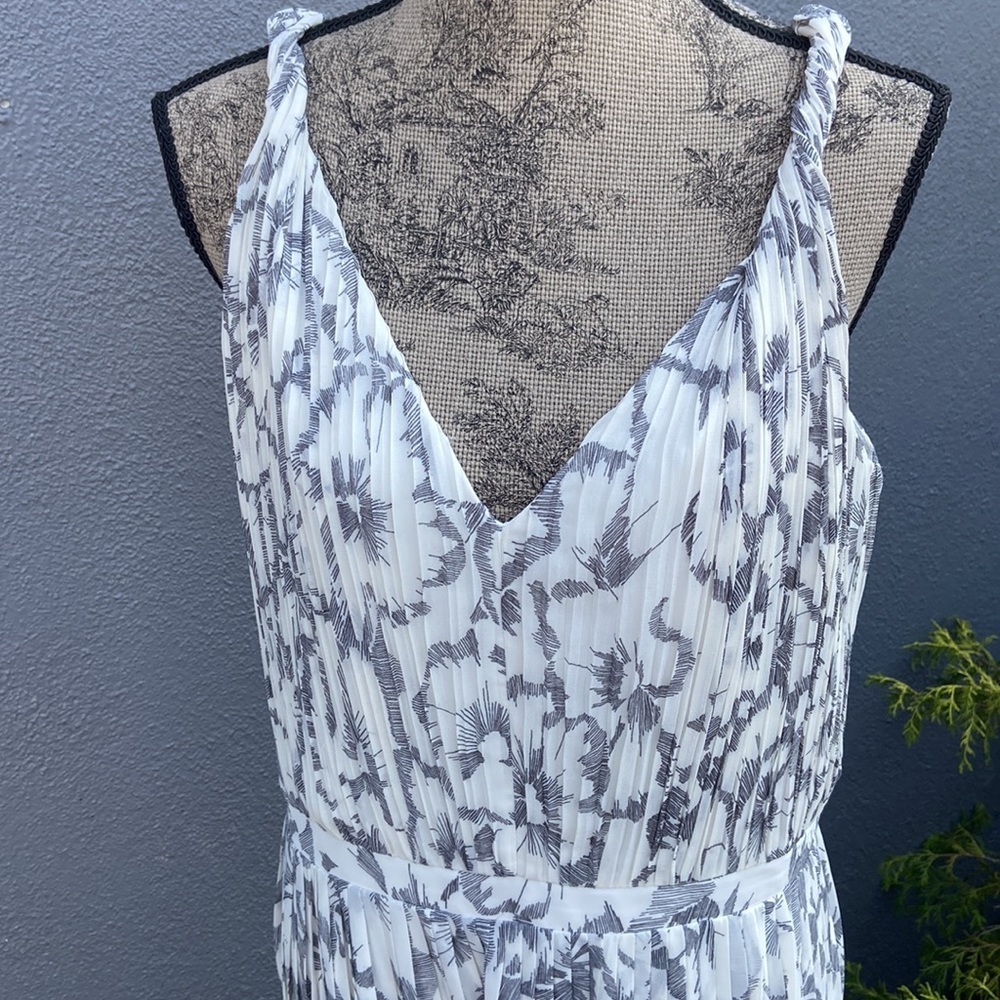 Banana Repulic Sketched Floral Pleated
Midi Dress with pockets - Picture 11 of 15